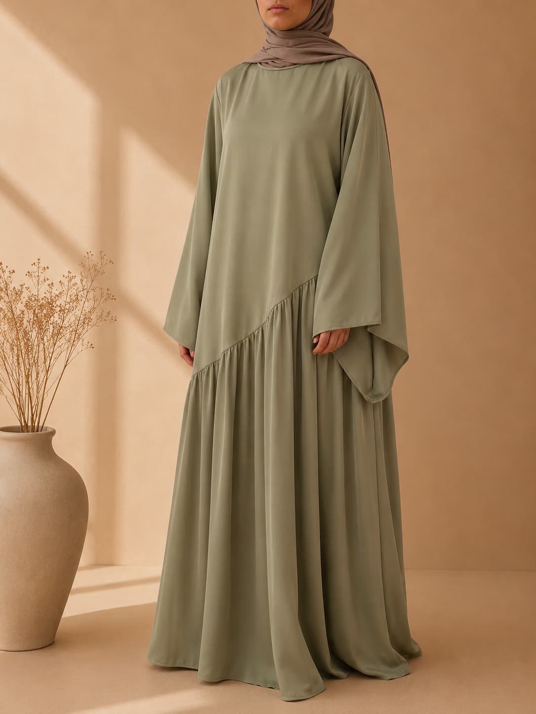 Abaya Salam en vert sauge, coupe asymétrique