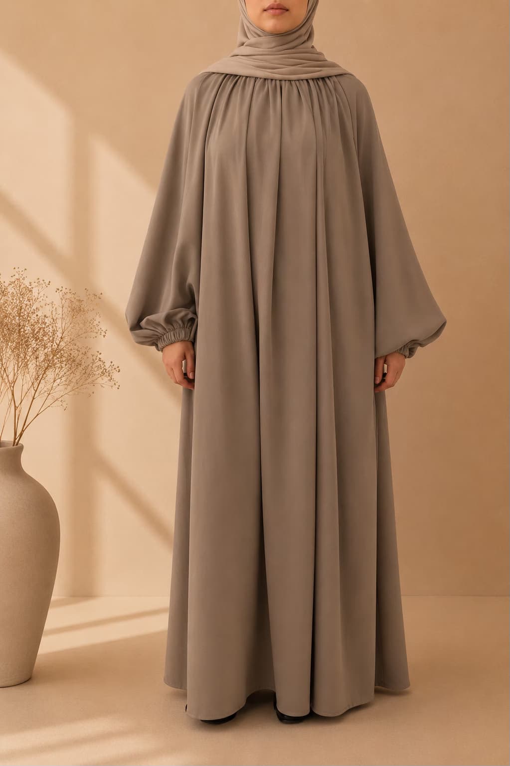 Abaya Manar en taupe grisé, encolure froncée et manches ballon